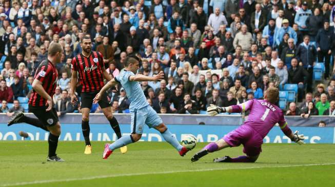 Pemain City Sergio Aguero mencetak gol pertama City ke gawang QPR (11/5) [Reuters/Jason Cairnduff]