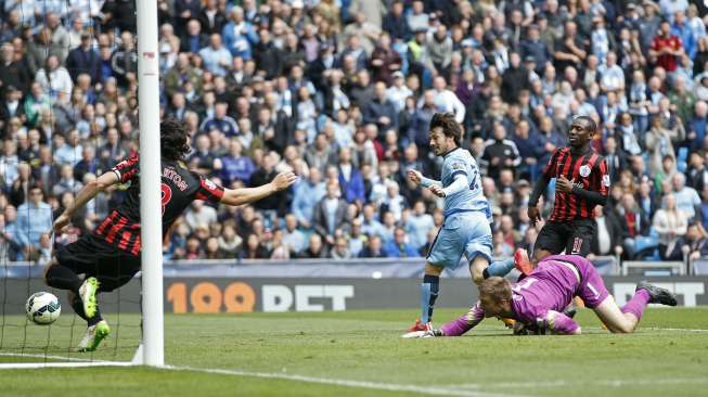 David Silva menutup pesta gol City ke gawang QPR (11/5) [Reuters/Andrew Yates]