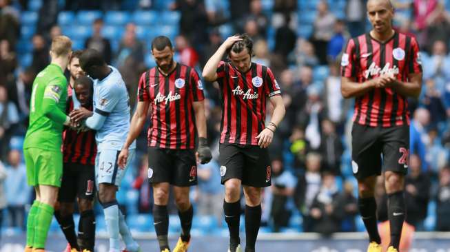 Pemain QPR terlihat kecewa usai pertandingan (11/5) [Reuters/Jason Cairnduff]