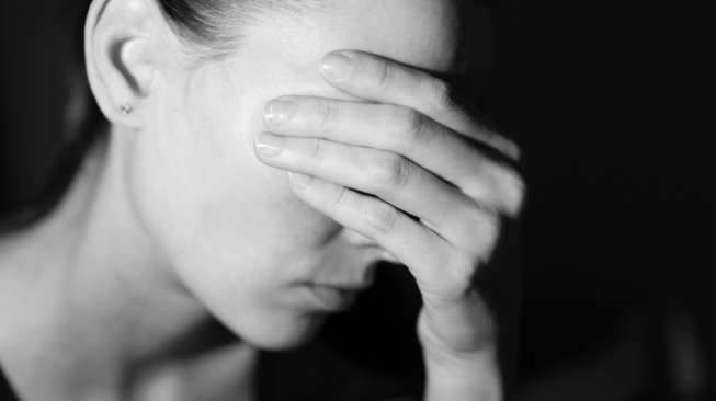 Ilustrasi perempuan menutup wajah/ sedih/ depresi. (Shutterstock)