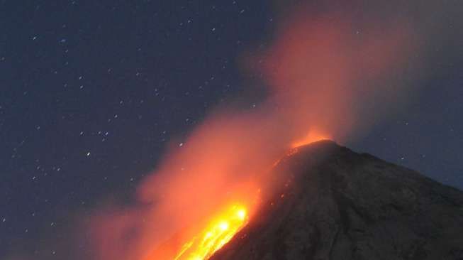 Gunung Karangetang Memuntahkan Lava