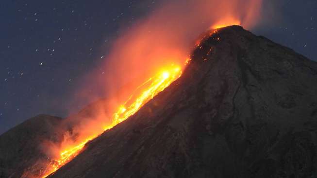 Gunung Karangetang Memuntahkan Lava