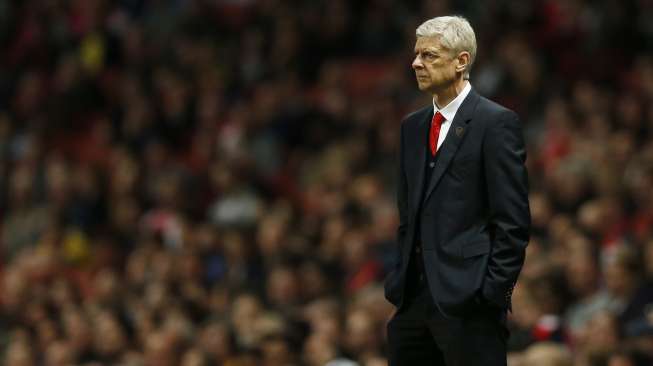 Manajer Arsenal Arsene Wenger menyaksikan timnya berlaga dari pinggir lapangan (12/5) [Reuters/Andrew Couldridge]