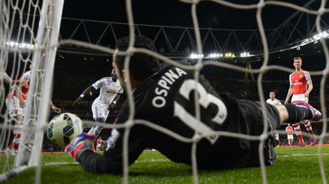 Kiper Arsenal David Ospina terlambat membuang bola hasil tandukkan Bafetimbi Gomis (12/5) [Reuters/Dylan Martinez]