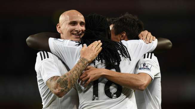 Pemain Swansea rayakan gol Gomis ke gawang Arsenal (12/5) [Reuters/Dylan Martinez]