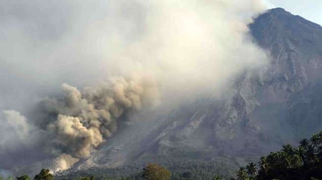 Gunung Karangetang Keluarkan Awan Panas