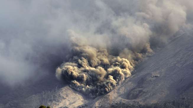 Erupsi awan panas yang terjadi sekitar pukul 07.00 WITA itu masih dalam radius aman dari rumah penduduk. 