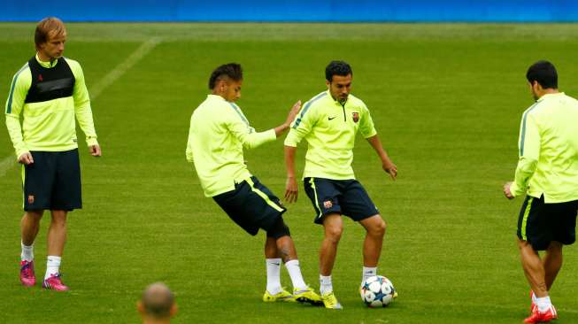 Pedro dan Neymar saat Barcelona melakukan latihan di Allianz Arena. Reuters / Michaela Rehle.