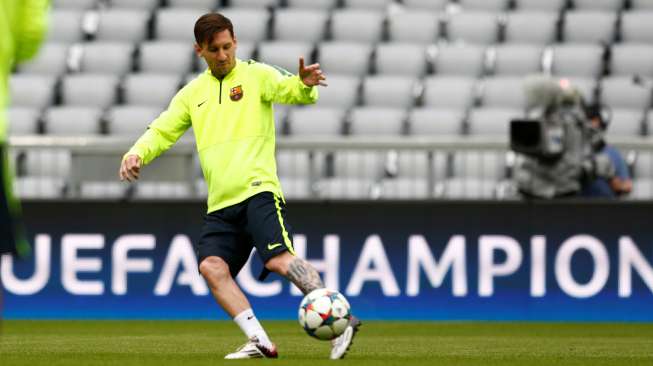 Bintang Barcelona Lionel Messi saat melakukan latihan di Allianz Arena (11/5). Reuters / Michaela Rehle