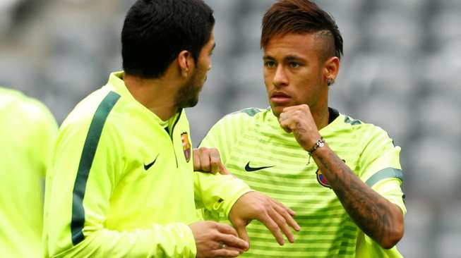 Dua pemain Barcelona Neymar dan Luis Suarez saat melakukan latihan di Allianz Arema (11/5). Reuters/Michaela Rehle