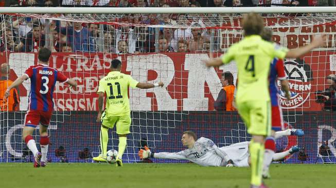 Neymar mencetak gol ke gawang Bayern (13/5) [Reuters/Albert Gea]