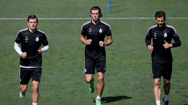 Pemain Real Madrid Toni Kroos, Gareth Bale dan Nacho di Valdebebas (12/5). Reuters / Juan Medina