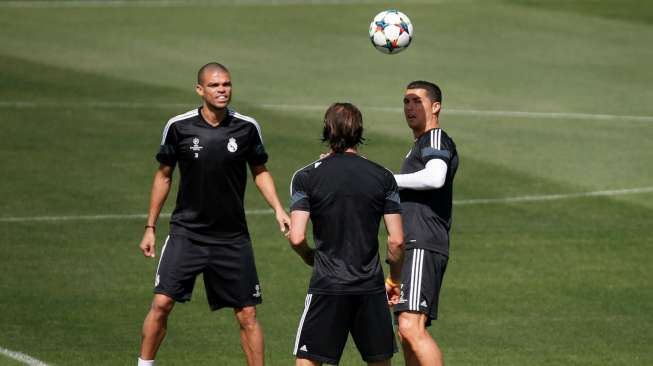 Pemain Real Madrid Cristiano Ronaldo, Gareth Bale dan Pepe saat latihan di Valdebebas (12/5). Reuters / Juan Medina