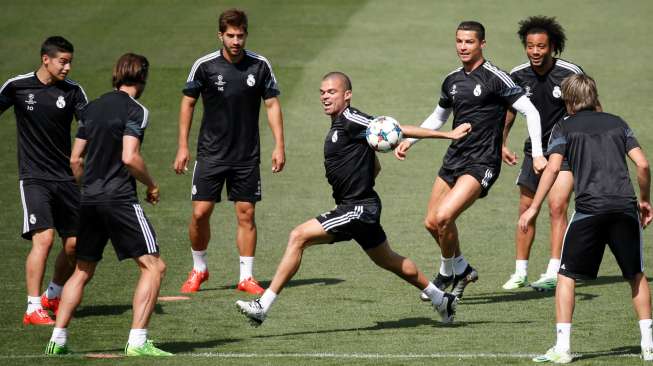 Pemain Real Madrid James Rodriguez, Gareth Bale, Lucas Silva, Pepe, Cristiano Ronaldo dan Marcelo menjalani latihan di Valdebebas (12/5). Reuters/Juan Medina