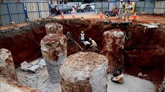 Pekerja menyelesaikan pekerjaan proyek pembangunan jalan layang non-tol Ciledug-Tendean di kawasan Jl Trunojoyo, Kebayoran Lama, Jakarta, Rabu (13/5/2015). [Suara.com/Kurniawan Mas'ud]