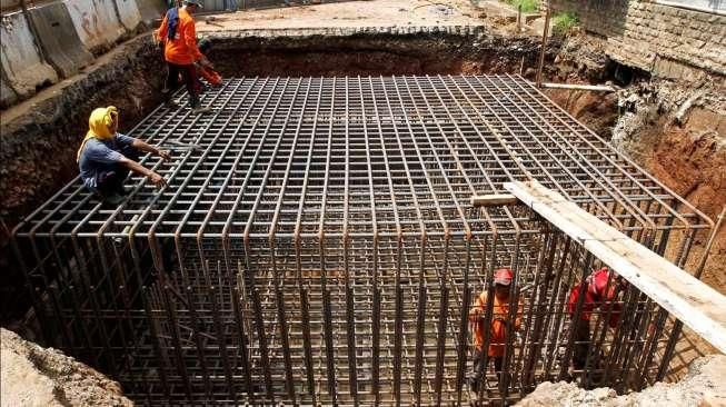 Pekerja menyelesaikan pekerjaan proyek pembangunan jalan layang non-tol Ciledug-Tendean di kawasan Jl Trunojoyo, Kebayoran Lama, Jakarta, Rabu (13/5/2015). [Suara.com/Kurniawan Mas'ud]