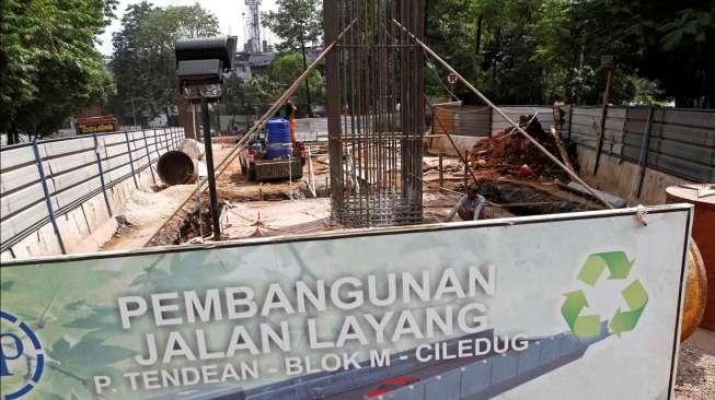 Pekerja menyelesaikan pekerjaan proyek pembangunan jalan layang non-tol Ciledug-Tendean di kawasan Jl Trunojoyo, Kebayoran Lama, Jakarta, Rabu (13/5/2015). [Suara.com/Kurniawan Mas'ud]