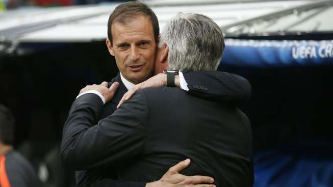 Pelatih Real Madrid Carlo Ancelotti menyambut kompatriotnya Massimiliano Allegri (14/5) [Reuters/Juan Medina]