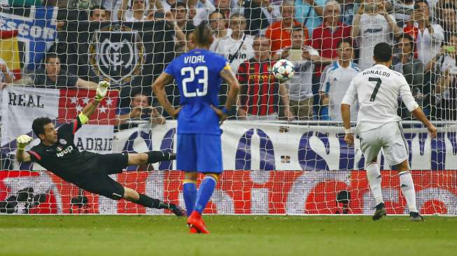 Pemain Madrid Cristiano Ronaldo menjebol gawang Buffon lewat titik penalti (14/5) [Reuters/Tony Gentile]