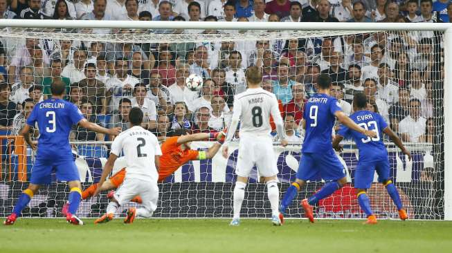 Pemain Juve Alvaro Morata mencetak gol ke gawang Madrid (14/5) [Reuters/Tony Gentile]
