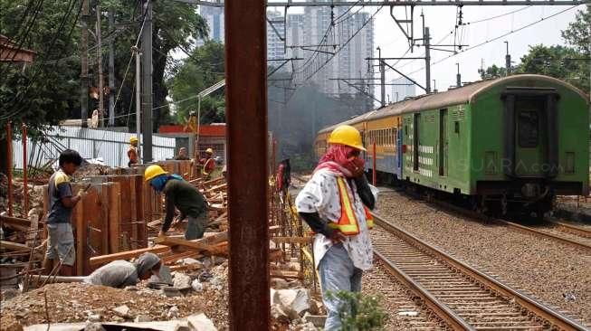 Pekerja menyelesaikan pengerjaan proyek renovasi Stasiun Kereta Api Kebayoran Lama, Jakarta Selatan, Rabu (13/5/2015). [Suara.com/Kurniawan Mas'ud]