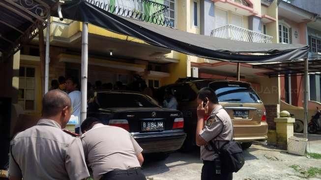 Penyidik Geledah Rumah Penelantar Anak Cibubur, Temukan Senjata