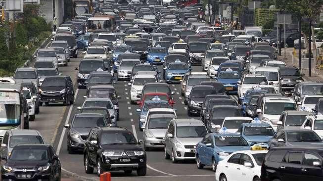 Hari libur panjang, sejumlah pusat perbelanjaan di Jakarta ramai dikunjungi warga untuk menghabiskan waktu liburan bersama keluarga.