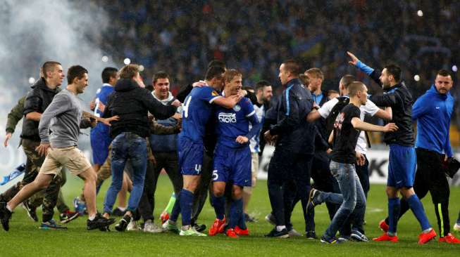 Pemain Dnipro Belikan Tiket dan Ongkosi Fansnya ke Final