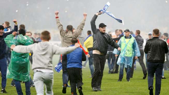 Para suporter berlari ke lapangan merayakan kemenangan Dnipro Dnipropetrovsk atas Napoli di semifinal Liga Europa. Reuters/Valentyn Ogirenko