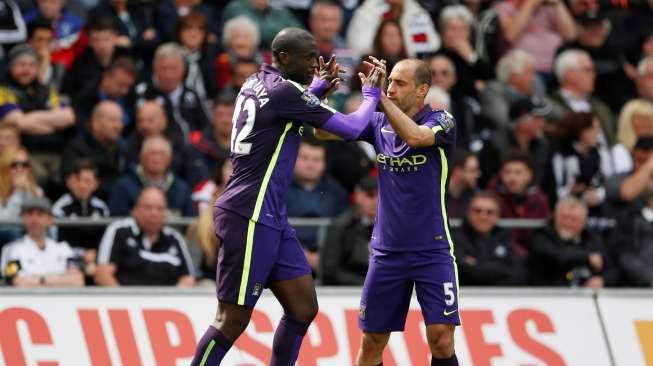 Pemain Manchester City Yaya Toure merayakan golnya ke gawang Swansea City dengan Pablo Zabaleta. Reuters/John Sibley Livepic