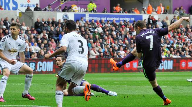 Pemain Manchester City James Milner mencetak gol kedua timnya atas Swansea City. Reuters / Rebecca Naden Livepic