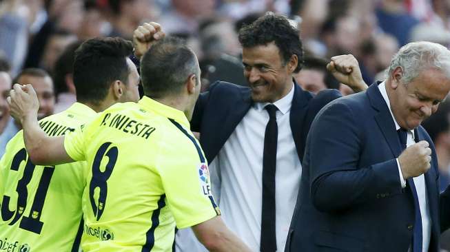 Pelatih Barcelona Luis Enrique rayakan kemenangan dengan para pemainnya (18/5) [Reuters/Juan Medina]