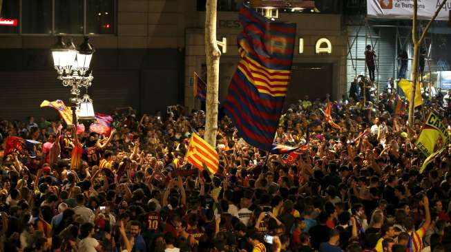 Fans Barca rayakan kemenangan Los Cules musim ini (18/5) [Reuters/Gustau Nacarino]