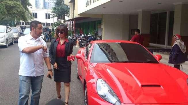 Pakai Ferrari, Roro Fitria Laporkan FP ke Polda Metro