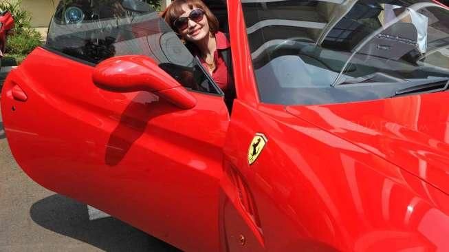 Roro Fitria Kapok Pakai Ferrari Berplat Palsu?