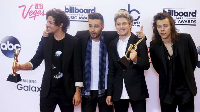 1D Persembahkan Trofi BMA untuk Zayn Malik