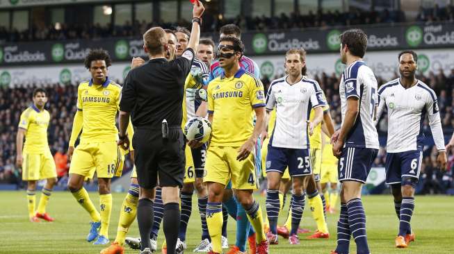 Gelandang Chelsea, diganjari kartu merah dalam laga kontra WBA, Senin (18/5) [Reuters/Carl Recine].