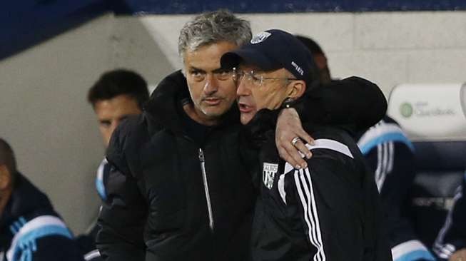 Manajer Chelsea Jose Mourinho (kiri) terlihat akrab dengan manajer WBA Tony Pulis (19/5) [Reuters/Carl Recine]