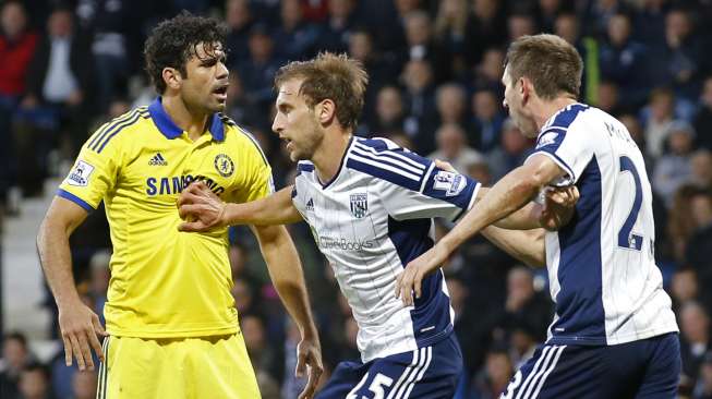 Diego Costa (kiri) berseteru dengan pemain WBA Gareth McAuley (19/5) [Reuters/Carl Recine]