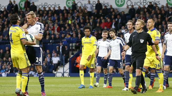 Cesc Fabregas (kiri) berseteru dengan pemain WBA Darren Fletcher (19/5) [Reuters/Carl Recine]