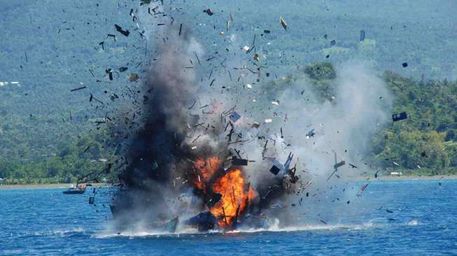 TNI Angkatan Laut (TNI AL) bekerja sama dengan Kementerian Kelautan dan Perikanan kembali menenggelamkan 35 kapal ikan asing secara serentak di lima tempat, Rabu (20/5).