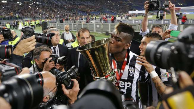 Paul Pogba rayakan kemenangan di Coppa Italia (21/5) [Reuters/Giampiero Sposito]