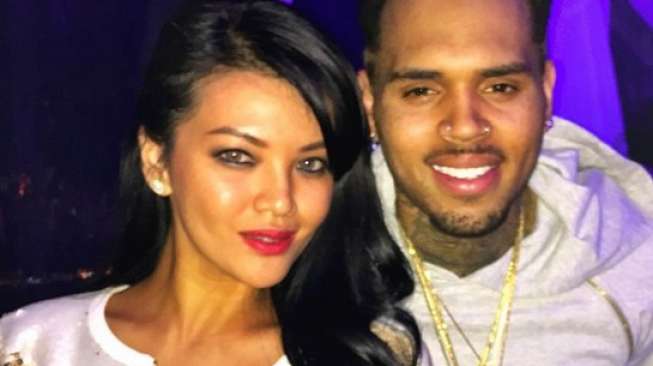 Dada Sedikit Terbuka, Farah Quinn Foto Bareng Chris Brown