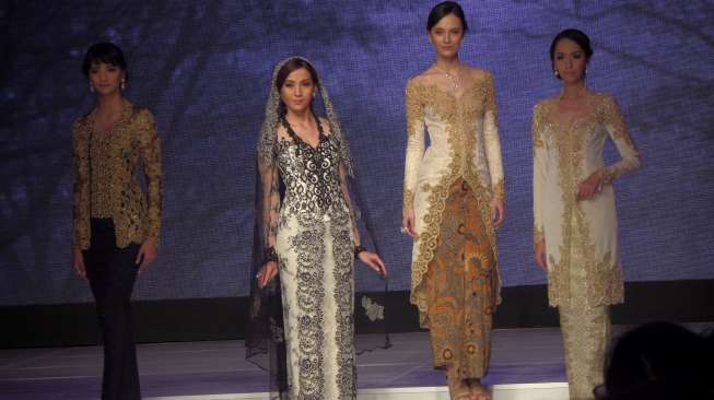 Kebaya-kebaya Nusantara dari Adjie Notonegoro