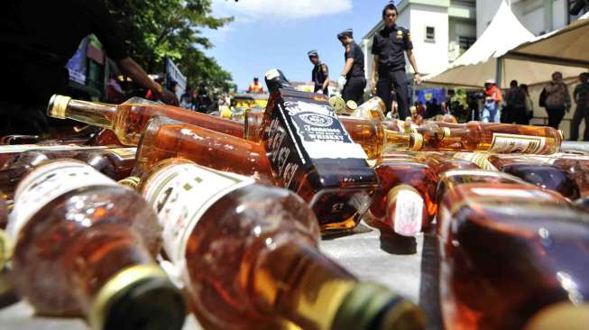 Bea Cukai Makassar memusnahkan barang sitaan berupa 20 ribu botol minuman keras dan 5 juta batang rokok senilai Rp4,5 miliar.