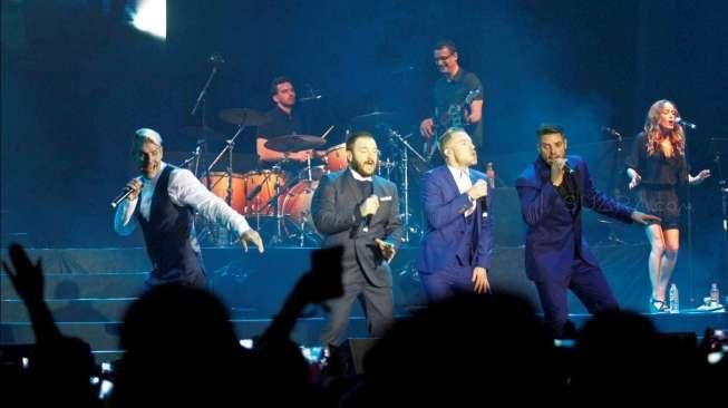 Suasana konser boyband asal Irlandia, Boyzone, di hadapan para penggemarnya di Istora Senayan, Jakarta, Jumat (22/5/2015) malam. [Suara.com/Kurniawan Mas'ud]