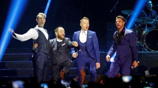 Suasana konser boyband asal Irlandia, Boyzone, di hadapan para penggemarnya di Istora Senayan, Jakarta, Jumat (22/5/2015) malam. [Suara.com/Kurniawan Mas'ud]