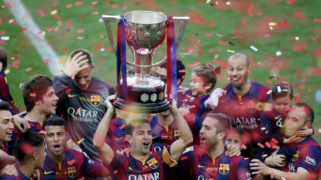 Kapten Barcelona Xavi Hernandez mengangkat trofi La Liga di Camp Nou. Reuters/Albert Gea