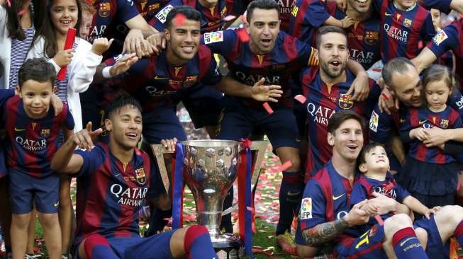 Para pemain Barcelona dan keluarga merayakannya suksesnya menjuarai La Liga dengan trofi di Camp Nou. Reuters/Gustau Nacarino