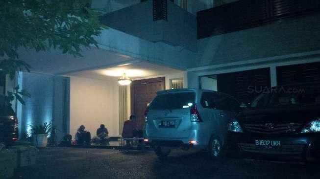 Suasana rumah di Jalan Sekolah Duta V No.55, Pondok Indah, Kebayoran Lama, Jakarta Selatan, Minggu (24/5/2015). [Suara.com/Erick Tanjung]